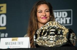 Imagens da coletiva do UFC 200, em Las Vegas - Miesha Tate e o cintur�o peso galo
