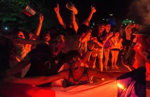 Franceses foram s ruas de Paris comemorar a classificao da seleo  final da Eurocopa