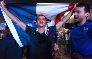 Franceses foram s ruas de Paris comemorar a classificao da seleo  final da Eurocopa