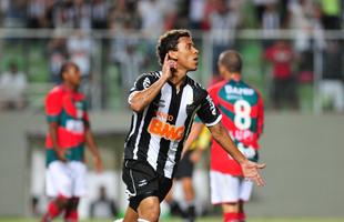 Marcos Rocha celebra gol feito contra a Portuguesa, no Independncia