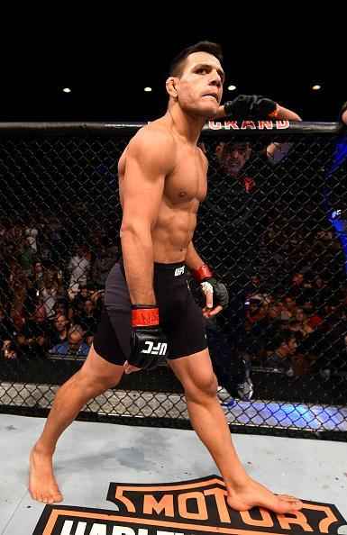 Na luta principal do UFC Fight Night 90, Rafael dos Anjos  nocauteado por Eddie Alvarez no primeiro round e perde cinturo do peso leve 