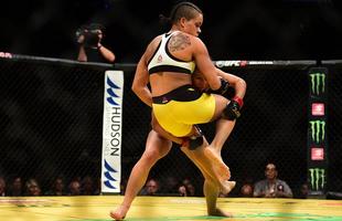 Fotos da grande vitria de Amanda Nunes pelo cinturo do UFC