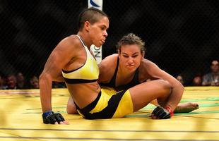 Fotos da grande vitria de Amanda Nunes pelo cinturo do UFC