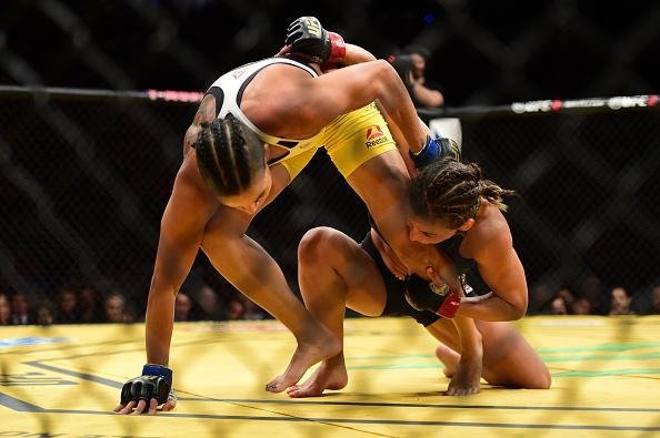 Fotos da grande vitria de Amanda Nunes pelo cinturo do UFC
