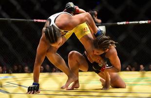 Fotos da grande vitria de Amanda Nunes pelo cinturo do UFC