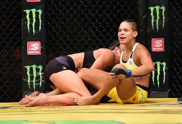 Fotos da grande vitria de Amanda Nunes pelo cinturo do UFC