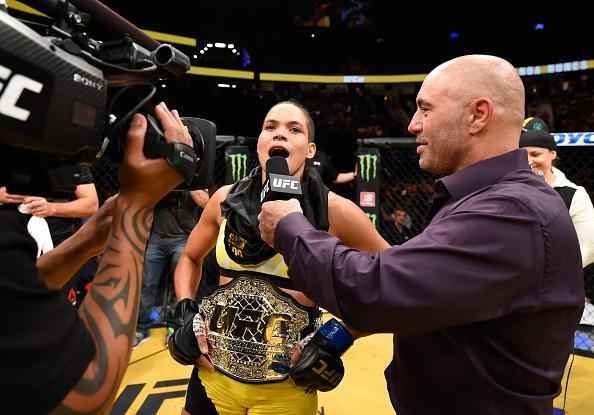 Fotos da grande vitria de Amanda Nunes pelo cinturo do UFC