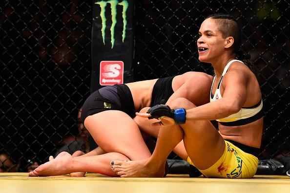Fotos da grande vitria de Amanda Nunes pelo cinturo do UFC