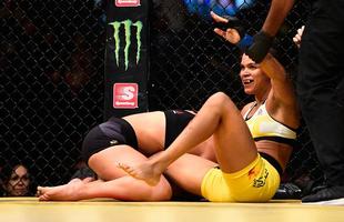 Fotos da grande vitria de Amanda Nunes pelo cinturo do UFC