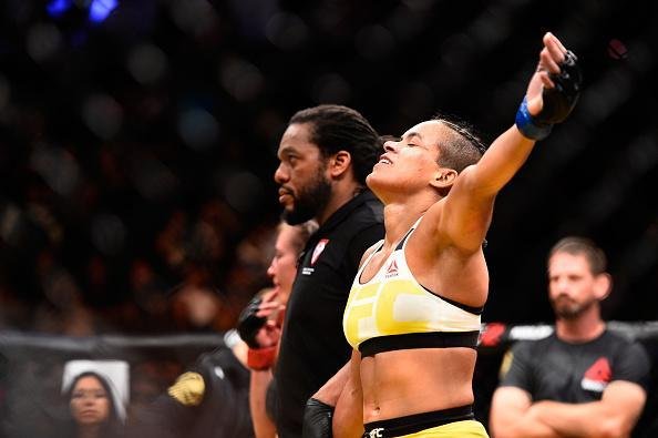 Fotos da grande vitria de Amanda Nunes pelo cinturo do UFC
