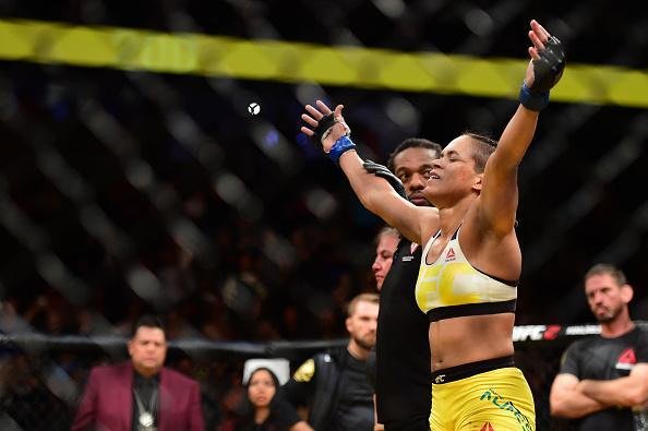 Fotos da grande vitria de Amanda Nunes pelo cinturo do UFC