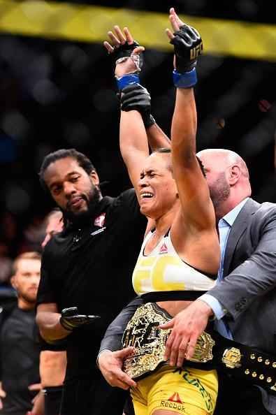 Fotos da grande vitria de Amanda Nunes pelo cinturo do UFC