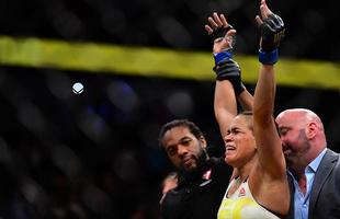 Fotos da grande vitria de Amanda Nunes pelo cinturo do UFC