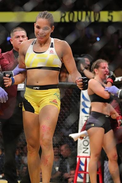 Fotos da grande vitria de Amanda Nunes pelo cinturo do UFC
