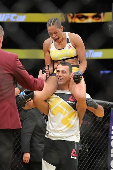 Fotos da grande vitria de Amanda Nunes pelo cinturo do UFC