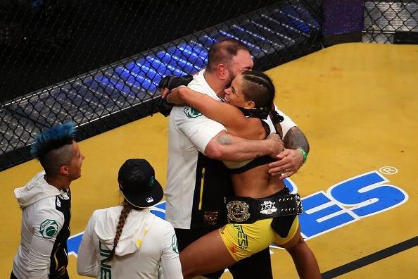 Fotos da grande vitria de Amanda Nunes pelo cinturo do UFC