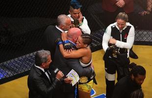 Fotos da grande vitria de Amanda Nunes pelo cinturo do UFC