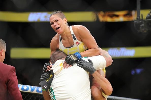 Fotos da grande vitria de Amanda Nunes pelo cinturo do UFC