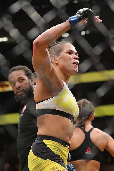 Fotos da grande vitria de Amanda Nunes pelo cinturo do UFC