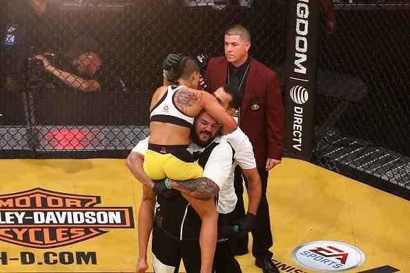 Fotos da grande vitria de Amanda Nunes pelo cinturo do UFC