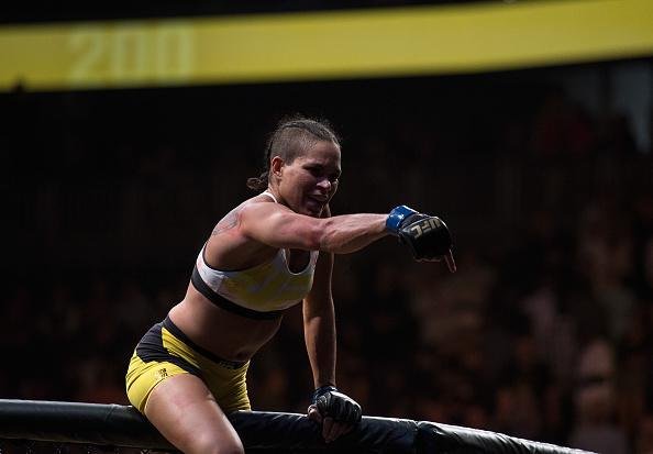 Fotos da grande vitria de Amanda Nunes pelo cinturo do UFC
