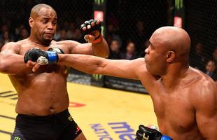 Fotos da derrota de Anderson Silva para Daniel Cormier no UFC 200