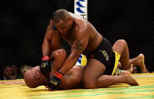 Fotos da derrota de Anderson Silva para Daniel Cormier no UFC 200