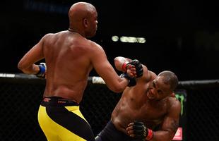 Fotos da derrota de Anderson Silva para Daniel Cormier no UFC 200