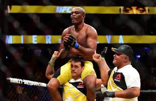 Fotos da derrota de Anderson Silva para Daniel Cormier no UFC 200