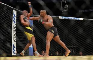Fotos da derrota de Anderson Silva para Daniel Cormier no UFC 200