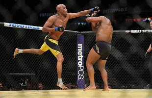 Fotos da derrota de Anderson Silva para Daniel Cormier no UFC 200