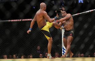 Fotos da derrota de Anderson Silva para Daniel Cormier no UFC 200