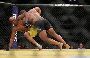 Fotos da derrota de Anderson Silva para Daniel Cormier no UFC 200