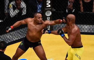 Fotos da derrota de Anderson Silva para Daniel Cormier no UFC 200