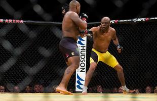 Fotos da derrota de Anderson Silva para Daniel Cormier no UFC 200