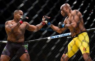 Fotos da derrota de Anderson Silva para Daniel Cormier no UFC 200