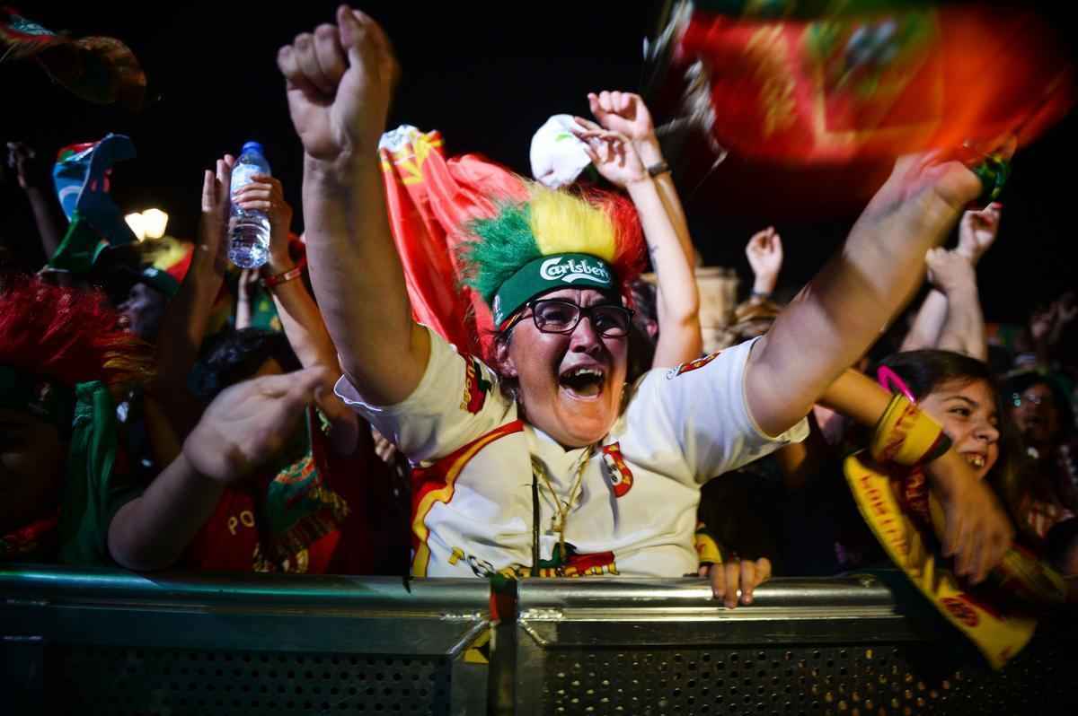 Torcedores portugueses festejam nas ruas de Lisboa a conquista indita da Eurocopa