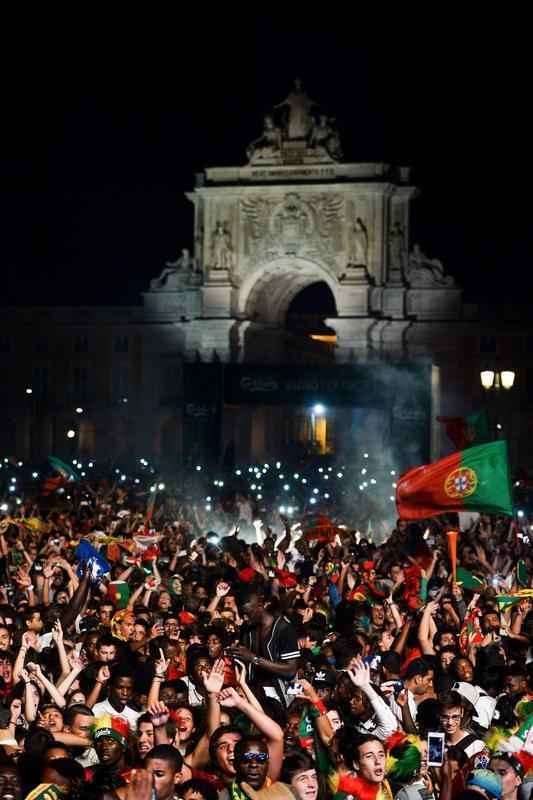 Torcedores portugueses festejam nas ruas de Lisboa a conquista indita da Eurocopa