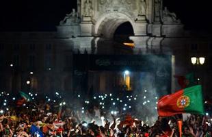 Torcedores portugueses festejam nas ruas de Lisboa a conquista indita da Eurocopa