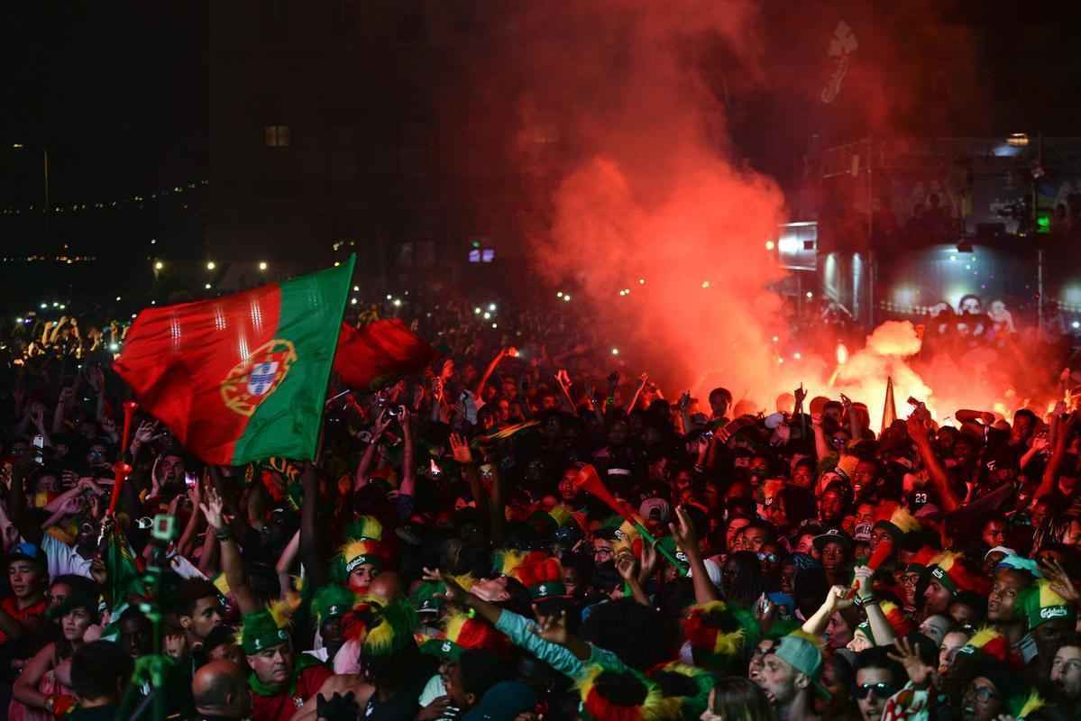 Torcedores portugueses festejam nas ruas de Lisboa a conquista indita da Eurocopa