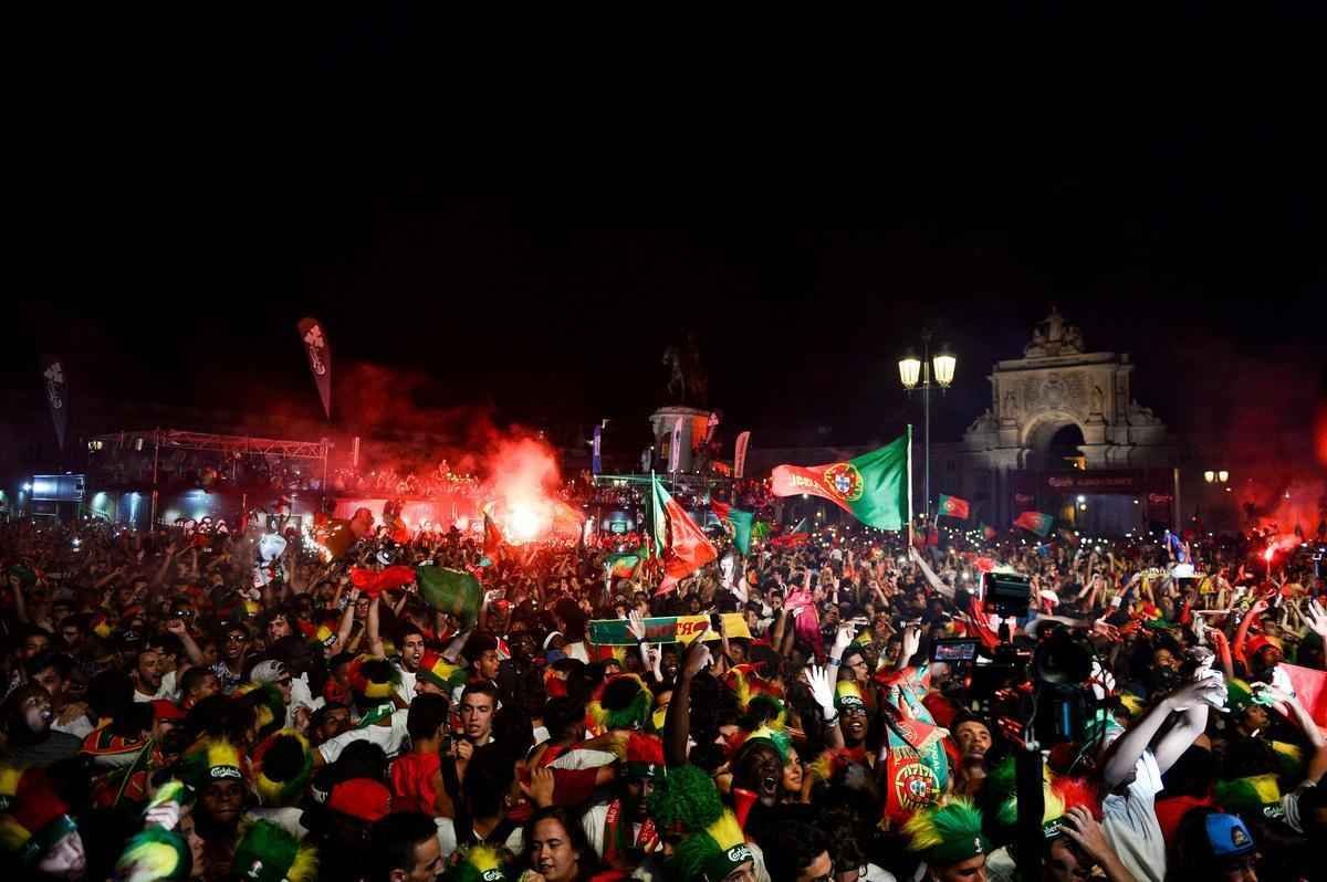 Torcedores portugueses festejam nas ruas de Lisboa a conquista indita da Eurocopa