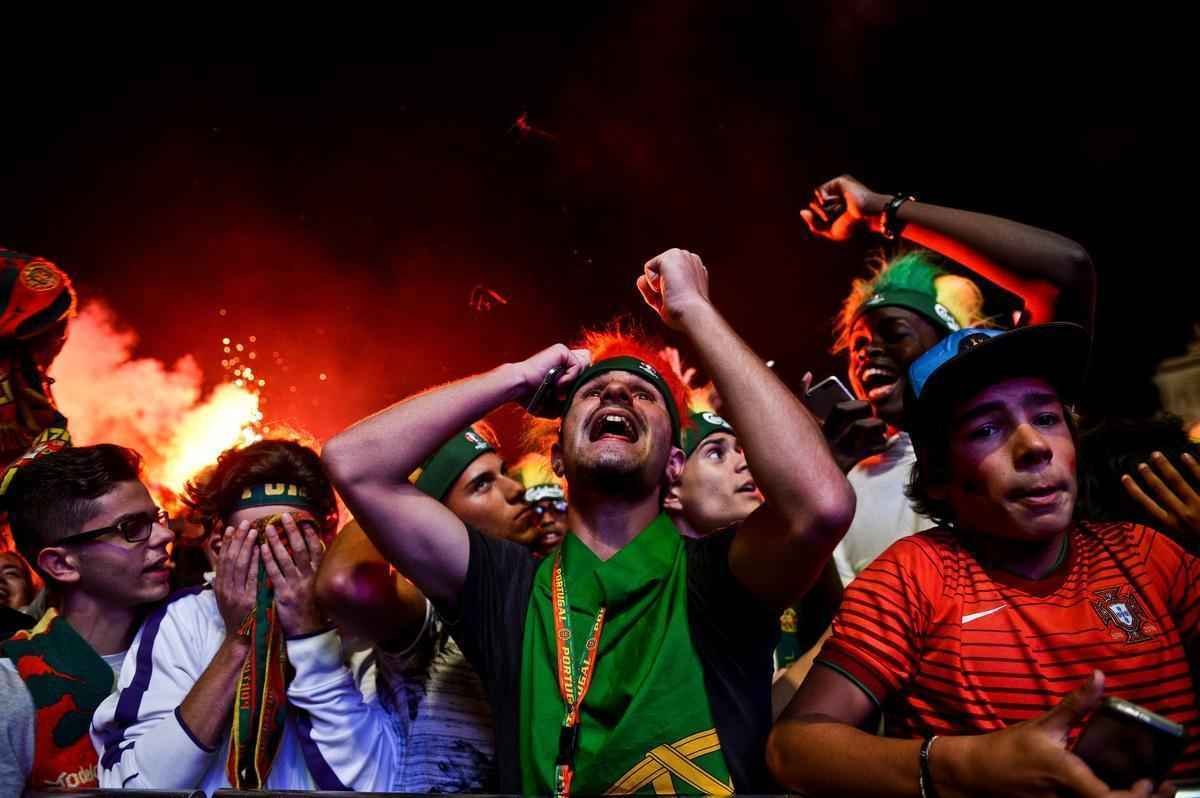 Torcedores portugueses festejam nas ruas de Lisboa a conquista indita da Eurocopa