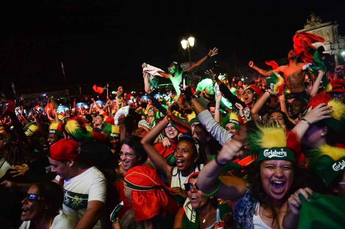 Torcedores portugueses festejam nas ruas de Lisboa a conquista indita da Eurocopa