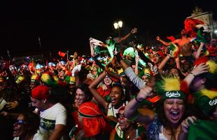 Torcedores portugueses festejam nas ruas de Lisboa a conquista indita da Eurocopa