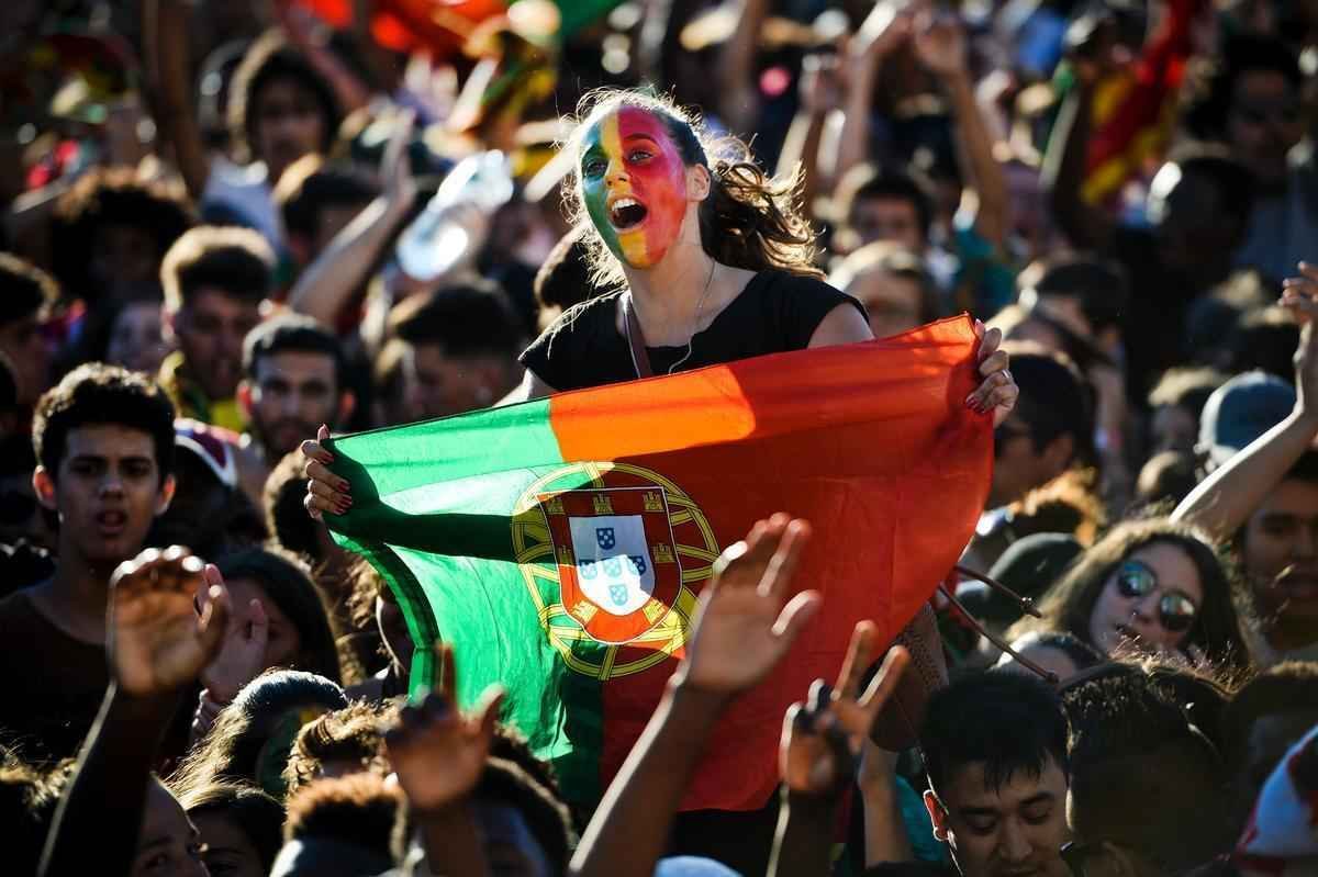 Torcedores portugueses festejam nas ruas de Lisboa a conquista indita da Eurocopa