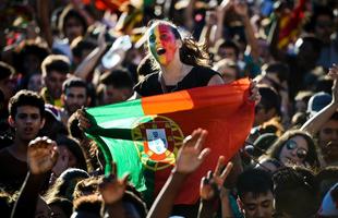 Torcedores portugueses festejam nas ruas de Lisboa a conquista indita da Eurocopa