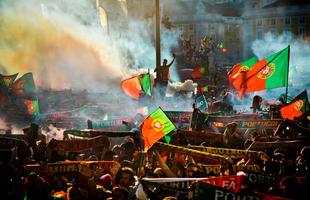 Torcedores portugueses festejam nas ruas de Lisboa a conquista indita da Eurocopa