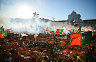 Torcedores portugueses festejam nas ruas de Lisboa a conquista indita da Eurocopa