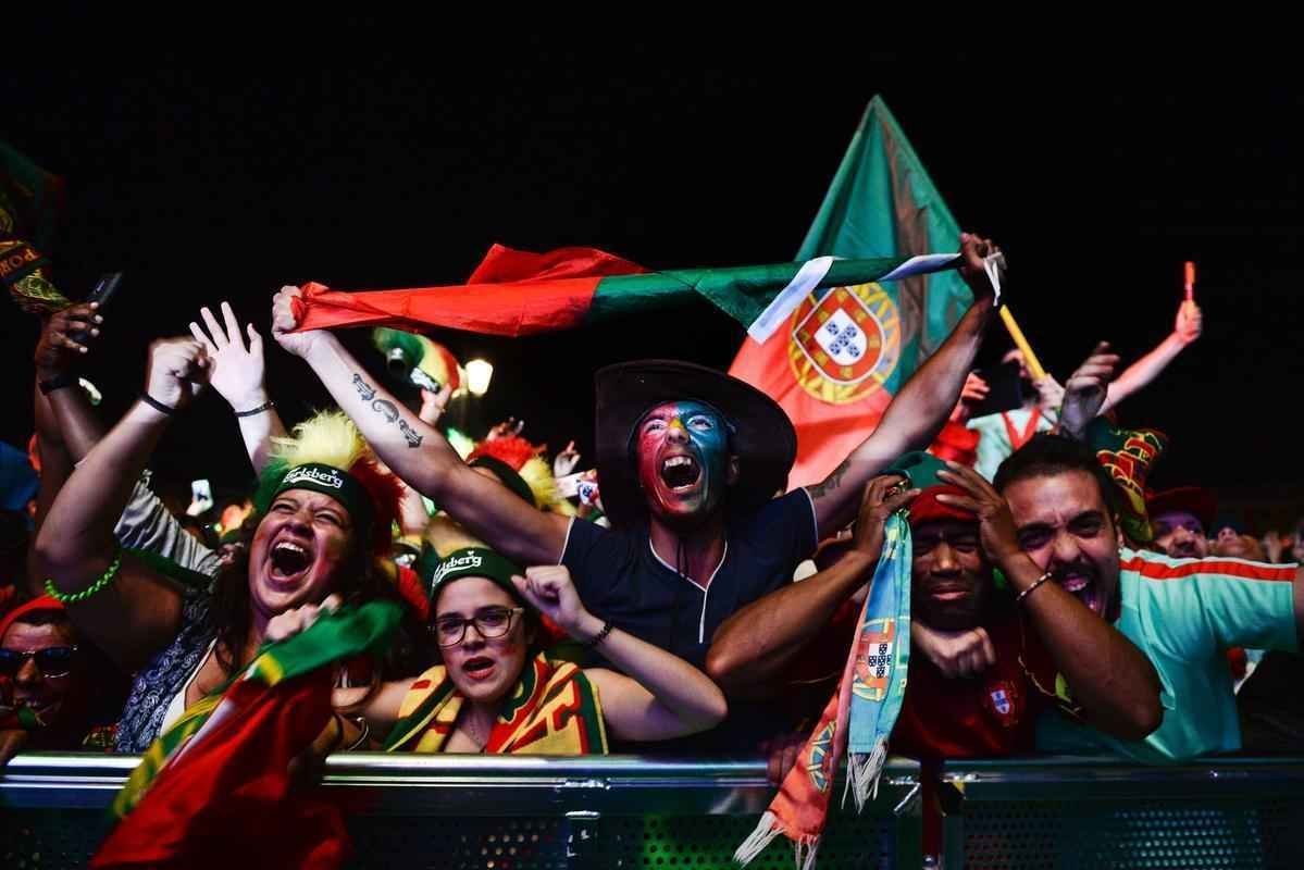 Torcedores portugueses festejam nas ruas de Lisboa a conquista indita da Eurocopa