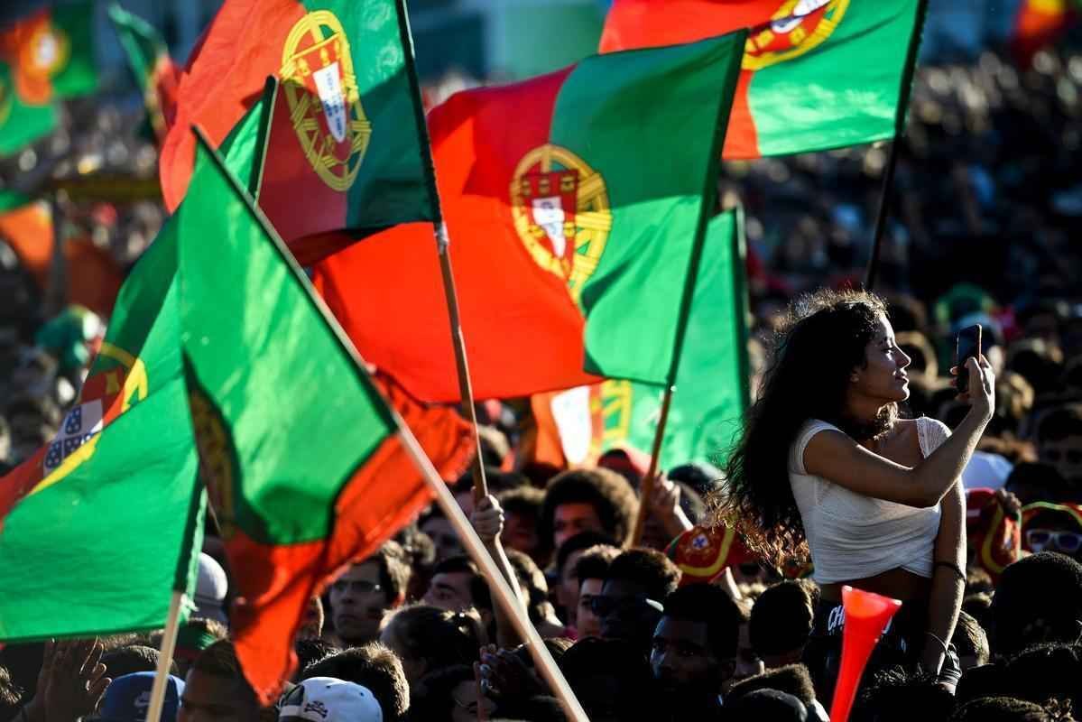 Torcedores portugueses festejam nas ruas de Lisboa a conquista indita da Eurocopa